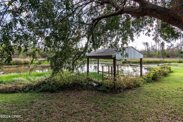 view of yard featuring a water view