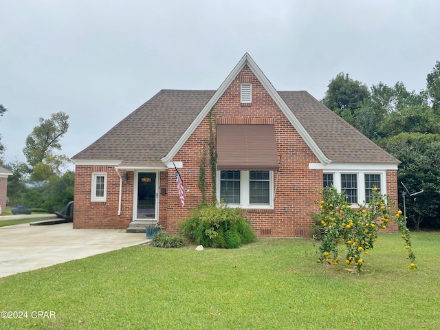 view of front of house featuring a front yard