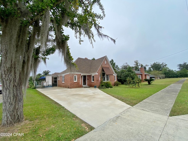 view of front of home with a front yard