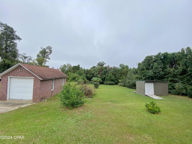 view of yard featuring a garage and an outdoor structure