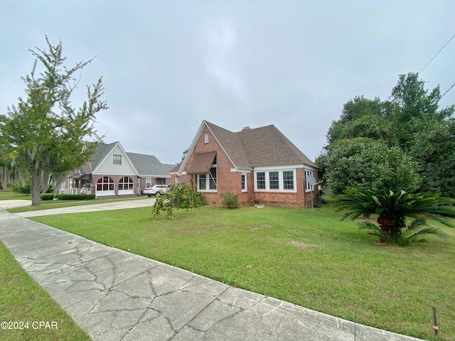 view of front of house featuring a front lawn