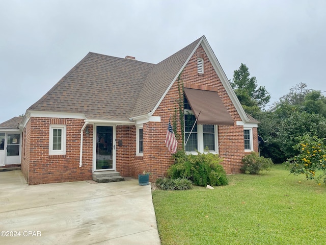 view of front facade featuring a front lawn