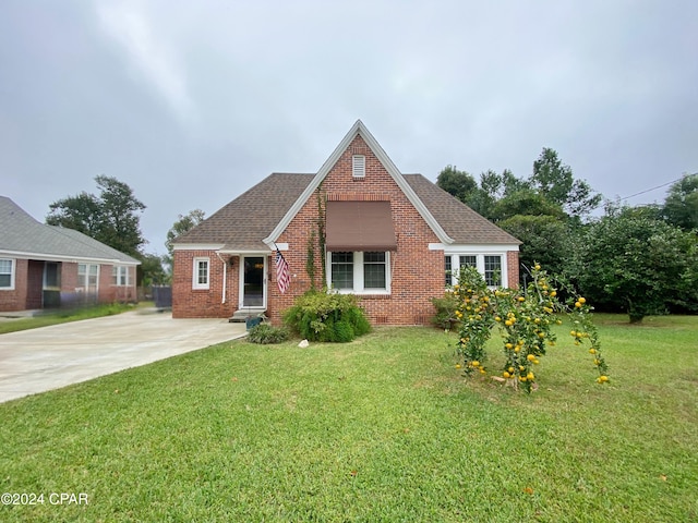 view of front of property with a front lawn