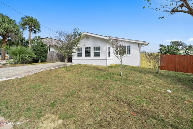 ranch-style house featuring a front lawn