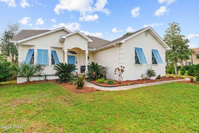 view of front of property with a front yard