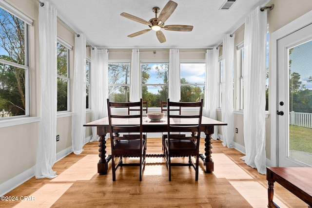 sunroom with ceiling fan