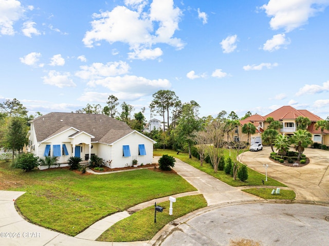 view of front of house featuring a front lawn