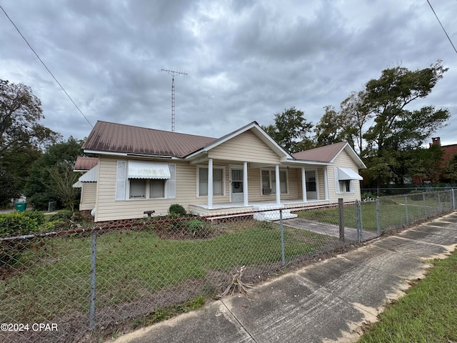 view of front facade with a front lawn and covered porch