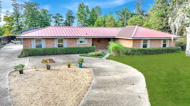 ranch-style home featuring a front lawn