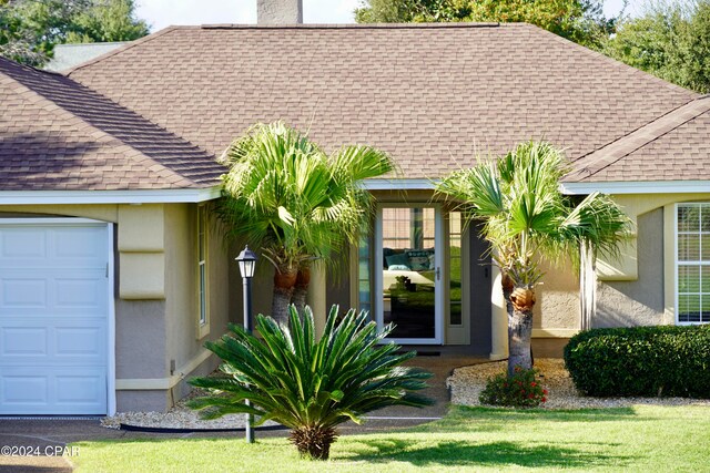 view of front of home featuring a garage and a front lawn