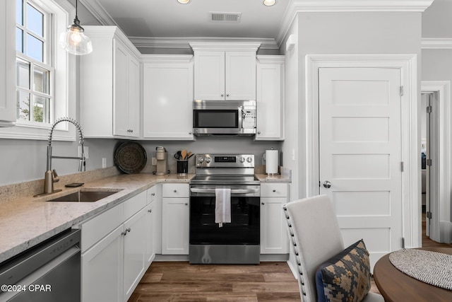 kitchen featuring stainless steel appliances, visible vents, white cabinetry, a sink, and dark wood-style flooring