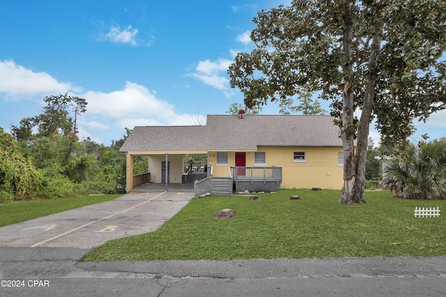 view of front of house featuring a carport and a front lawn