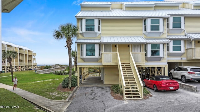 view of front of property featuring a carport and a front yard