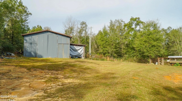 view of yard with an outdoor structure