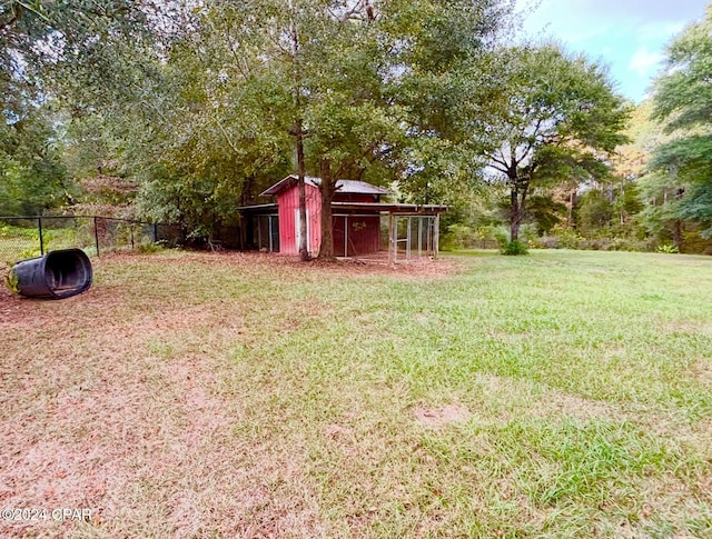 view of yard featuring an outdoor structure