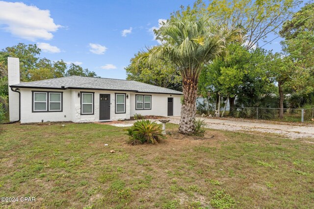 single story home with a front lawn