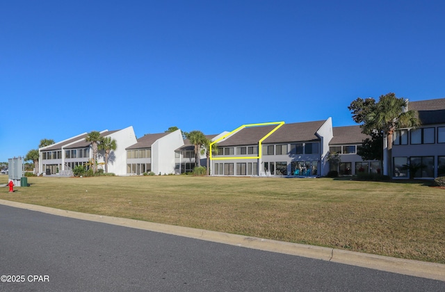 view of property's community with a lawn and a residential view