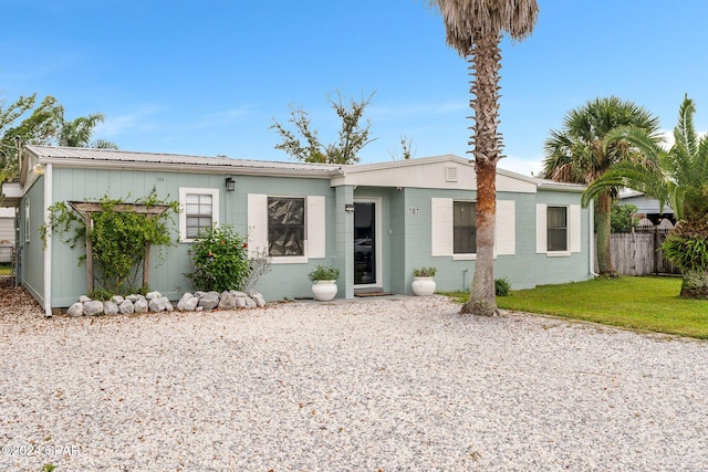 ranch-style house featuring a front yard