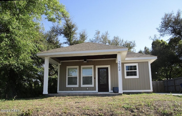 view of front facade featuring ceiling fan and a front yard