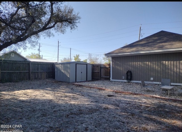 view of yard featuring a storage shed