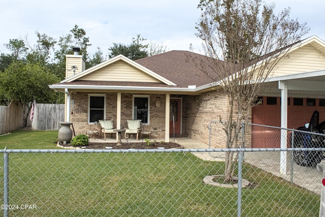 view of front facade featuring a porch and a front yard