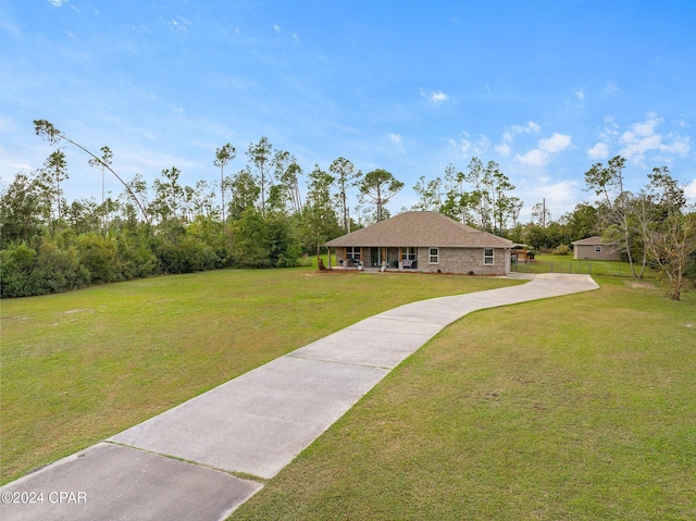 view of front of property featuring a front yard