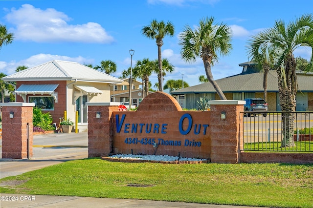 community / neighborhood sign featuring a yard