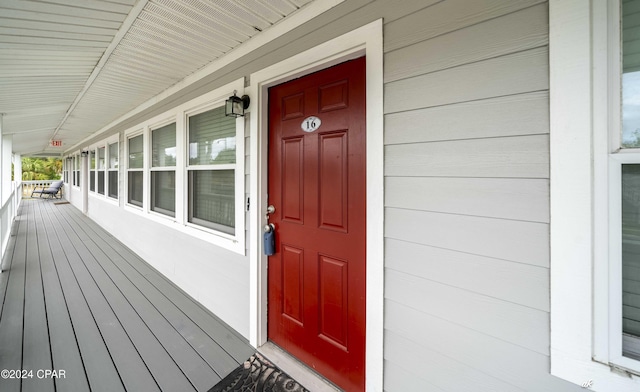 entrance to property featuring covered porch