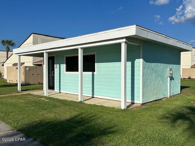 view of side of property featuring a lawn