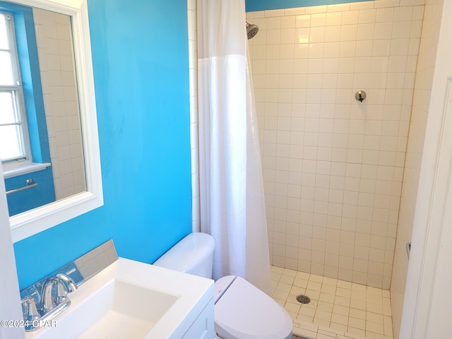 bathroom featuring a shower with shower curtain, vanity, and toilet