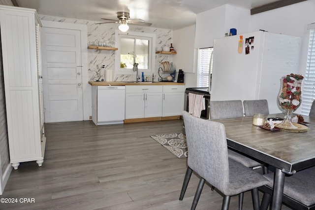 dining area with light hardwood / wood-style flooring, ceiling fan, and sink