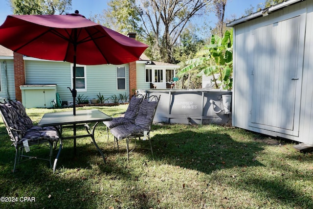 view of yard featuring a pool