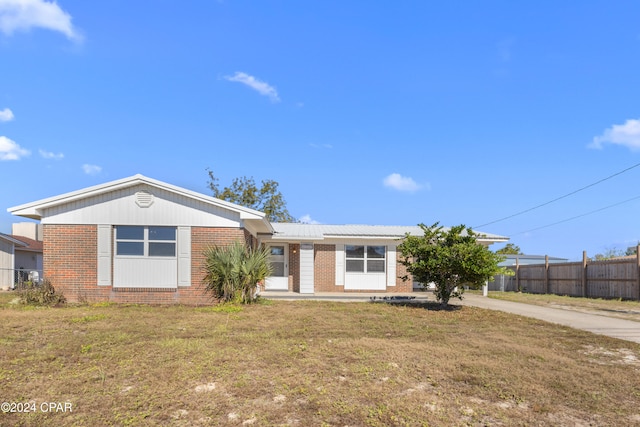 single story home with a front yard