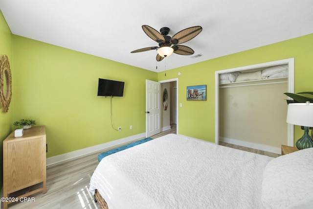 bedroom with light hardwood / wood-style flooring, a closet, and ceiling fan