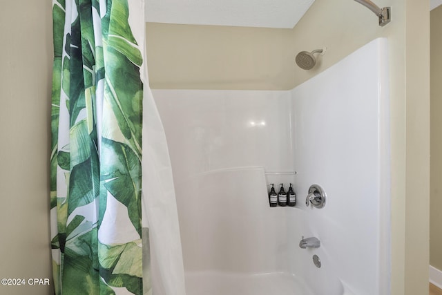 bathroom featuring shower / tub combo