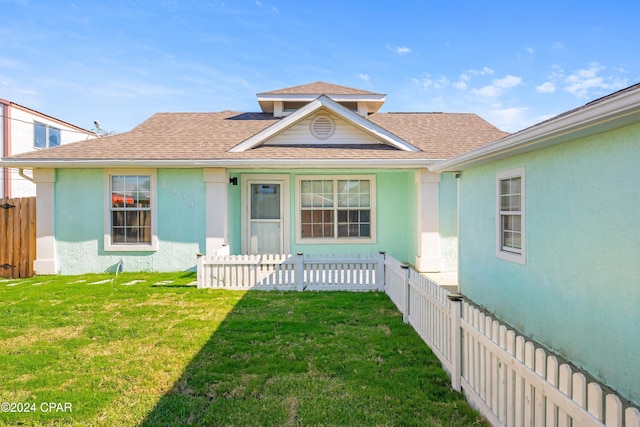 view of front of house featuring a front lawn