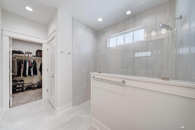 bathroom featuring tiled shower