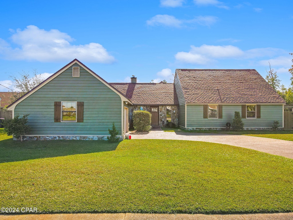 view of front of house featuring a front lawn