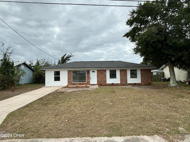 ranch-style house featuring a front lawn