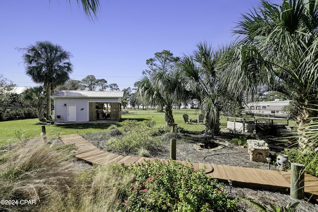 view of yard with an outbuilding