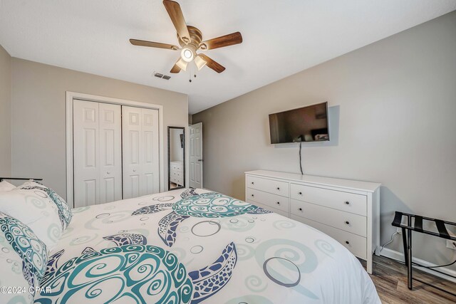 living room with ceiling fan, hardwood / wood-style floors, a textured ceiling, and ornamental molding