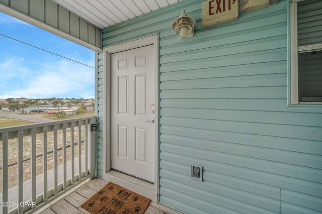 property entrance featuring a porch