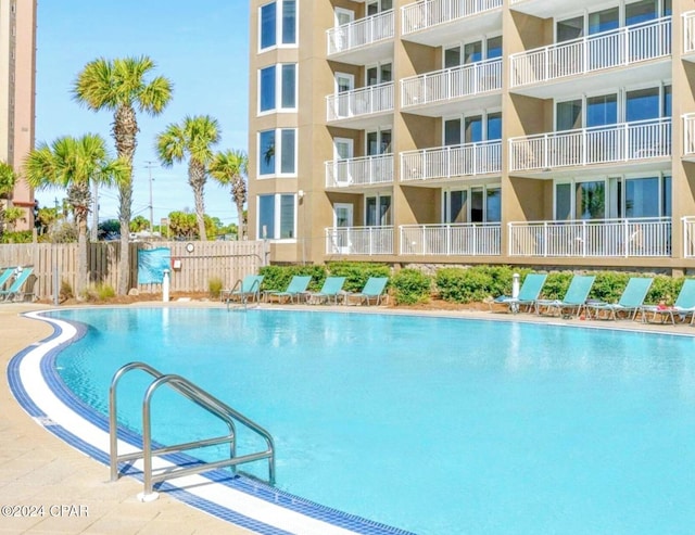 view of swimming pool