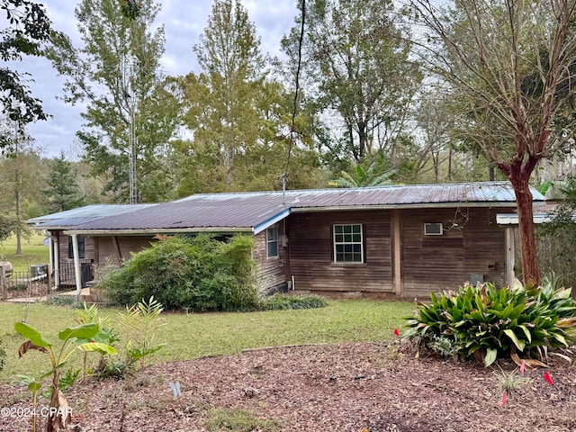 view of front facade featuring a front lawn