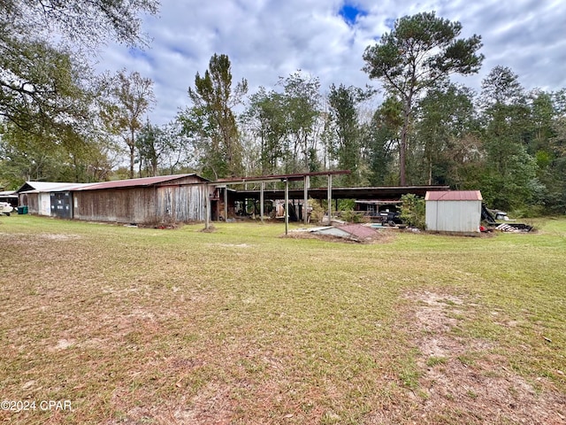 view of yard featuring an outbuilding