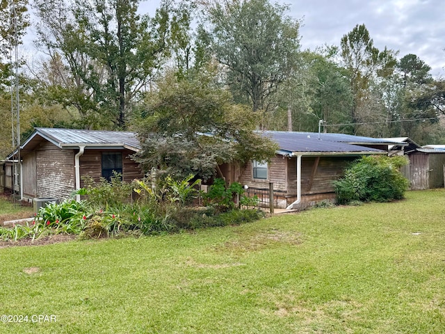 back of house featuring a lawn