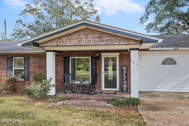 view of front of house featuring covered porch