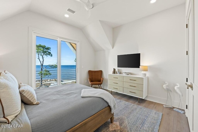 bedroom with access to exterior, light hardwood / wood-style floors, vaulted ceiling, and ceiling fan