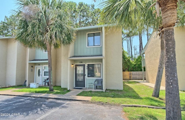 view of front facade featuring a front yard