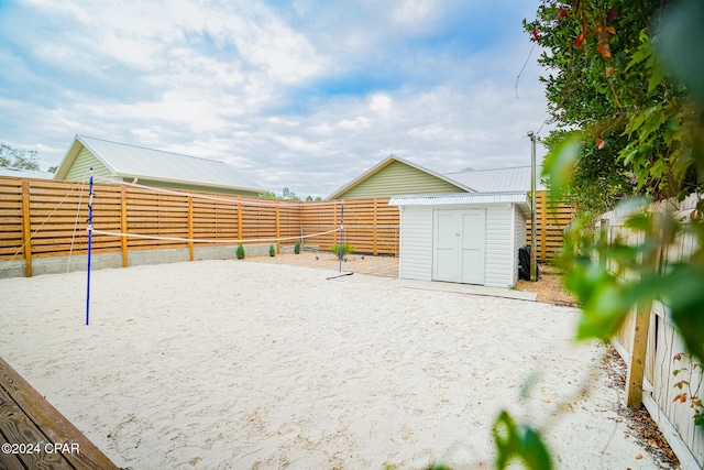 view of yard featuring a storage shed